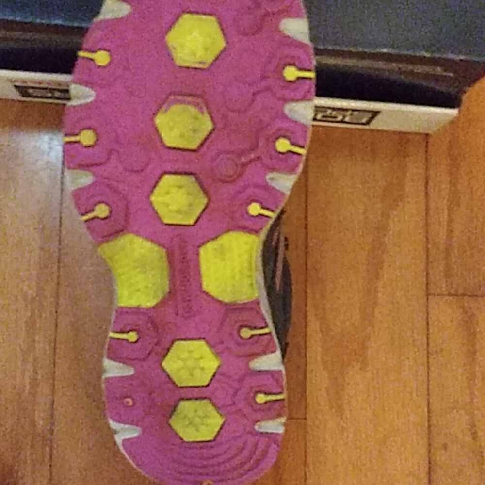 DONATED New Balance very worn and used - Picture 2 of 2